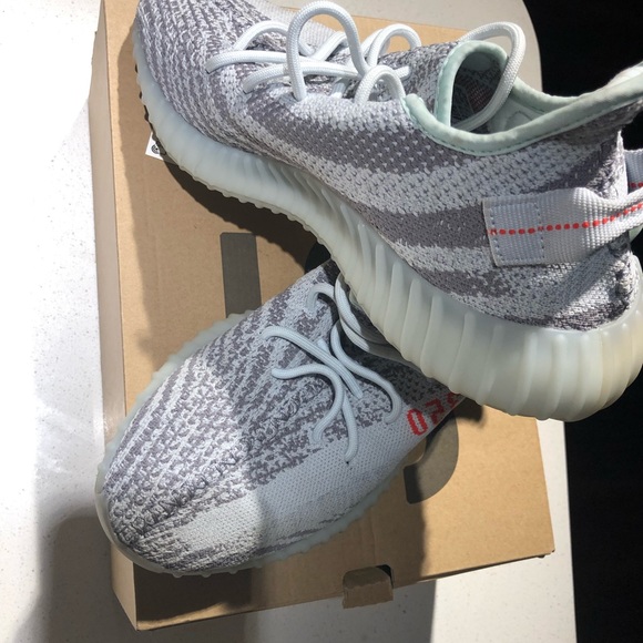 Yeezy Boosts Size 11 mens lightly worn - Picture 2 of 3